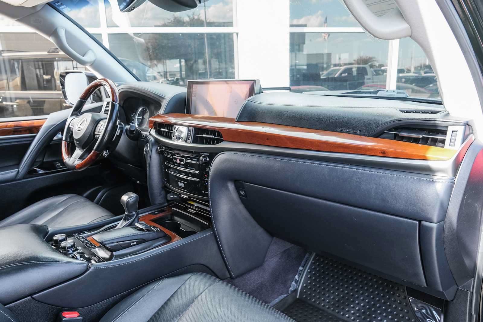 Used 2017 Lexus LX 570 4WD w/ Luxury Package image 24
