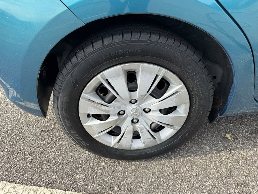 Used 2012 Toyota Yaris LE image 33