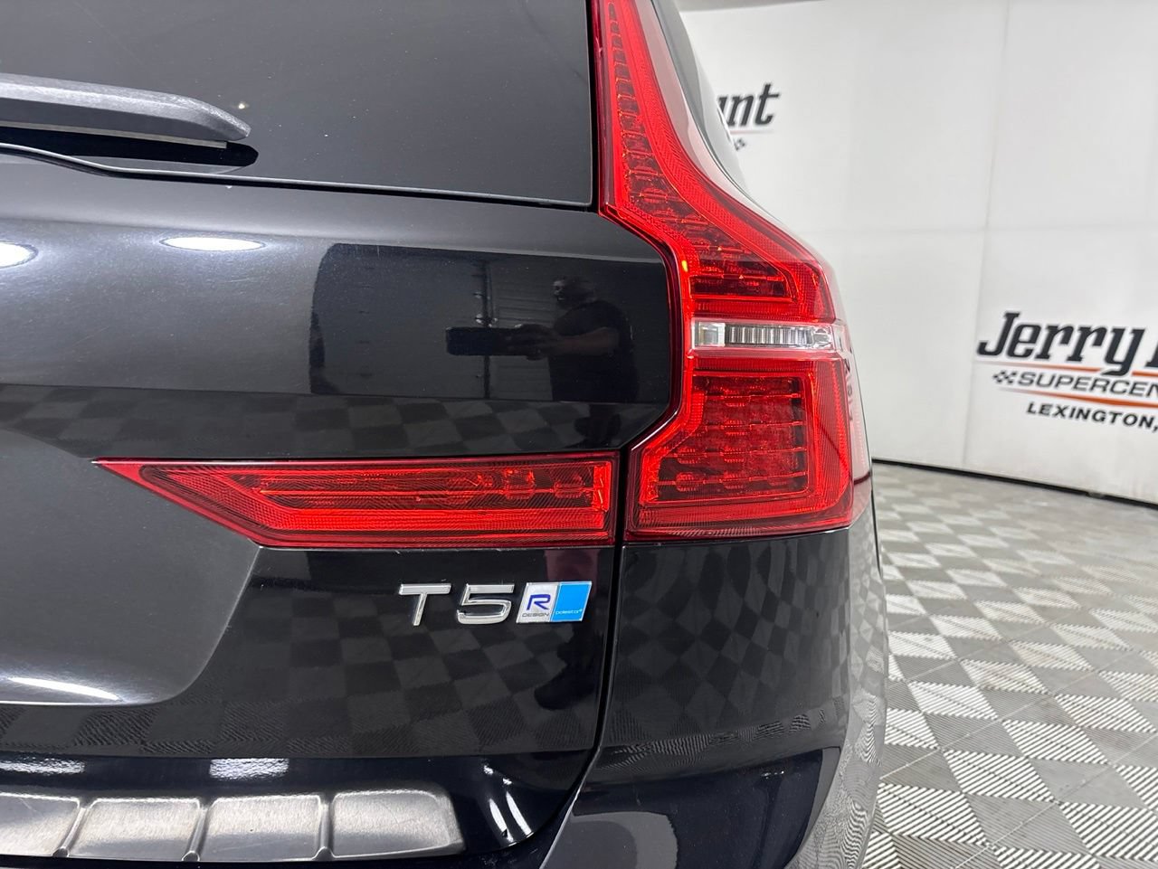 Used 2019 Volvo XC60 T5 R-Design w/ Protection Package Premier FWD image 35