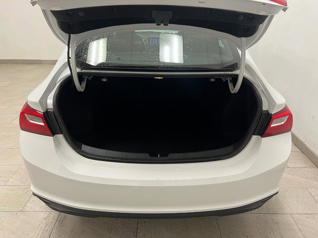 Used 2023 Chevrolet Malibu LT FWD image 18