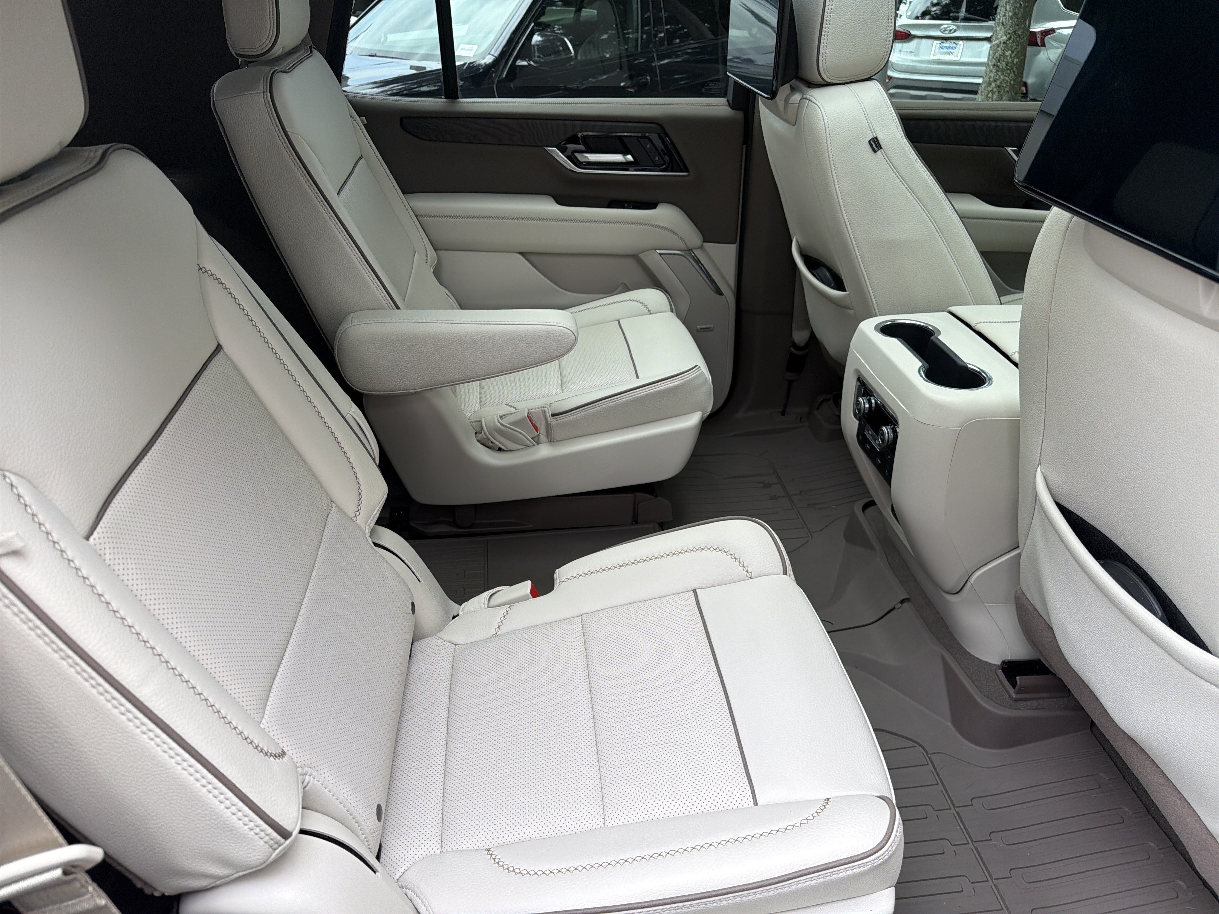 Used 2026 GMC Yukon Denali w/ Denali Reserve Package AWD/4WD image 40