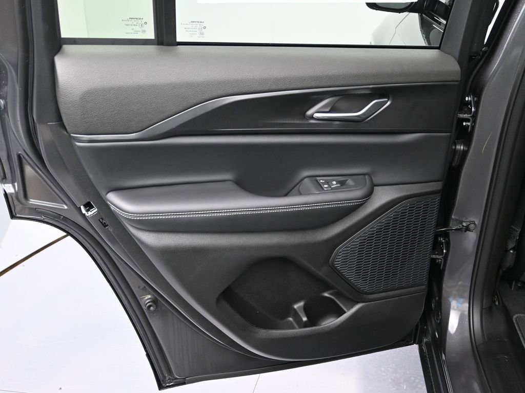 New 2025 Jeep Grand Cherokee Altitude image 21