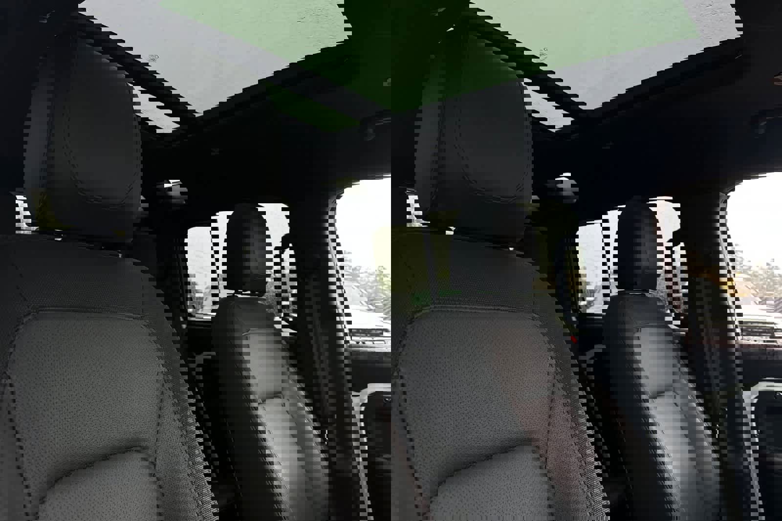 Used 2024 Land Rover Defender 110 X-Dynamic SE image 18