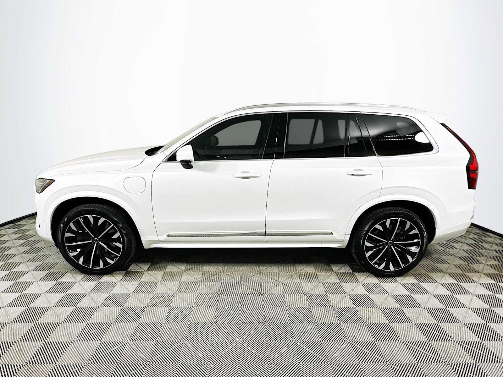 New 2026 Volvo XC90 T8 Plus w/ Protection Package Premier AWD/4WD image 4