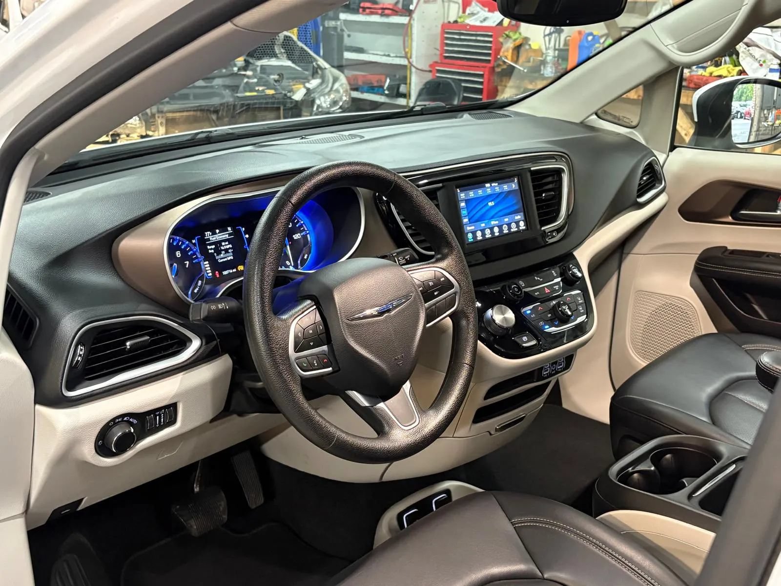 Used 2021 Chrysler Voyager Lxi FWD image 17