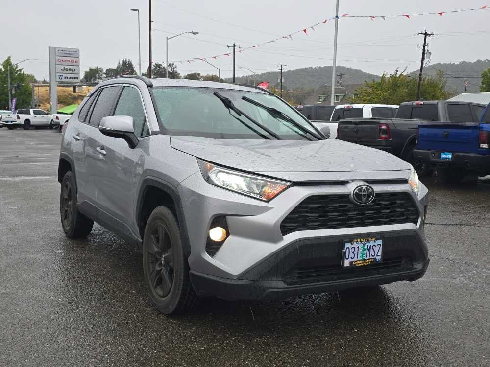 Used 2020 Toyota RAV4 XLE AWD/4WD image 11