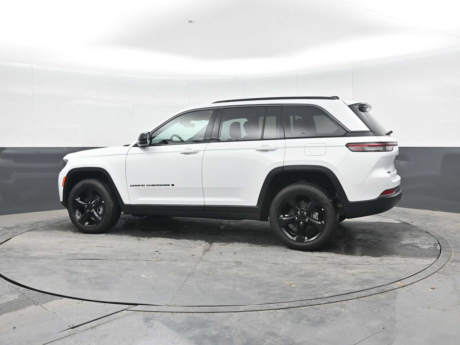 Used 2026 Jeep Grand Cherokee Limited w/ Limited Altitude Package AWD/4WD image 3