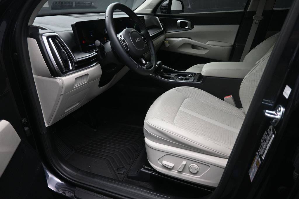 Used 2025 Kia Sorento S FWD image 16