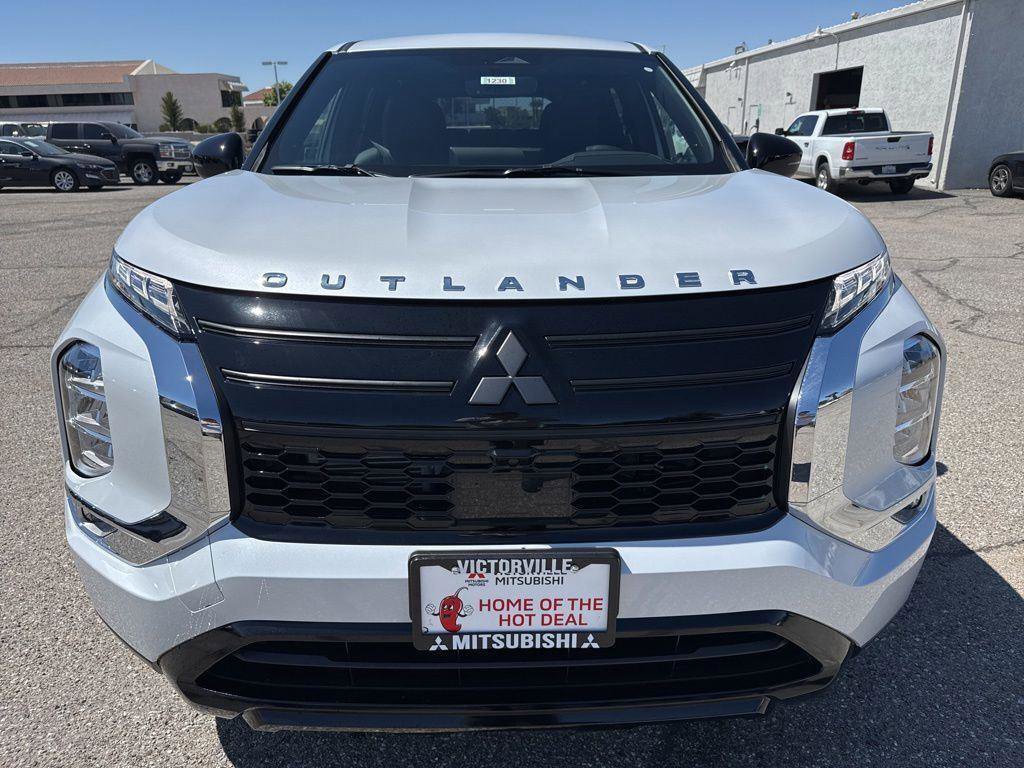 New 2026 Mitsubishi Outlander LE FWD image 2