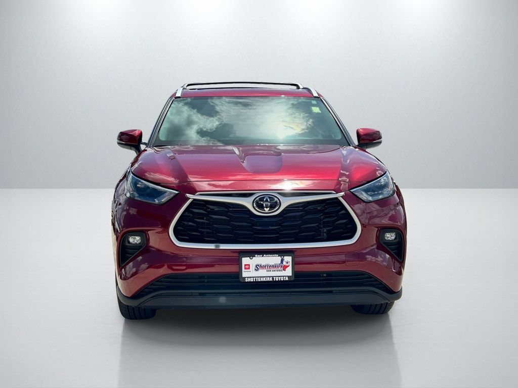 Certified 2026 Toyota Highlander XLE AWD/4WD image 2