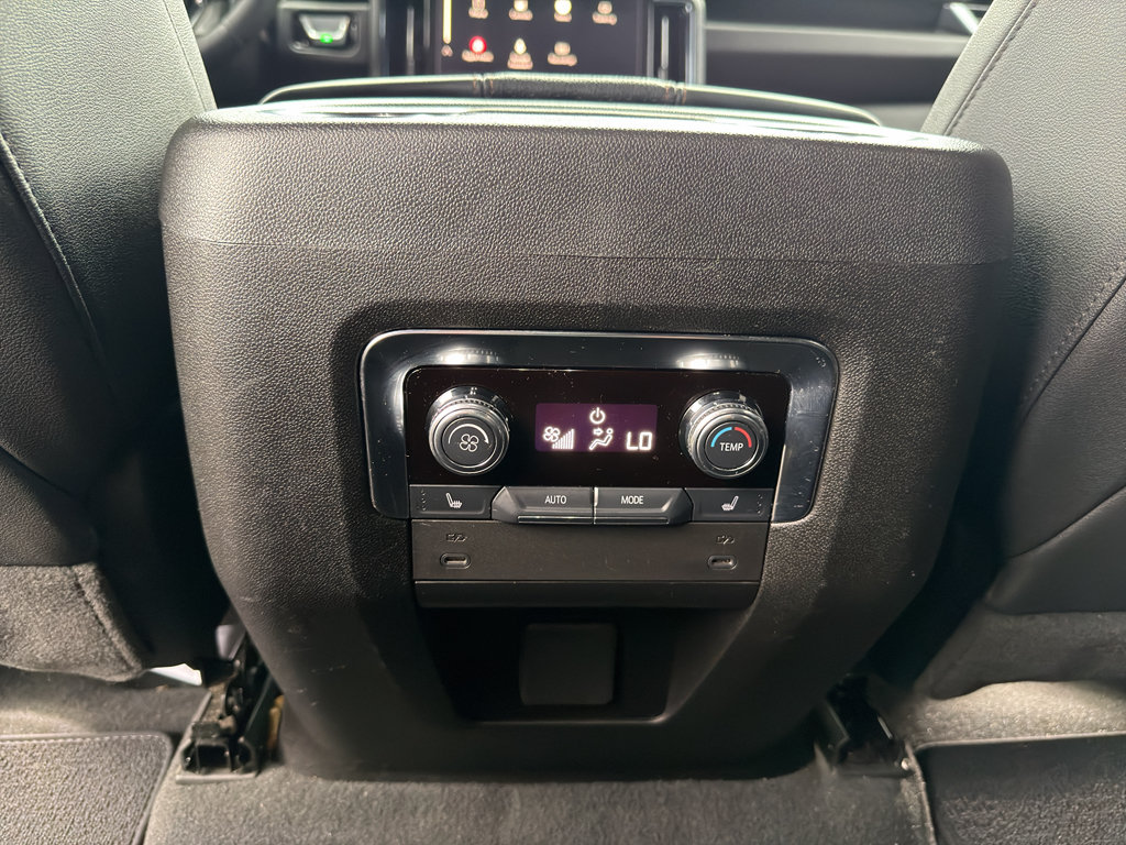 Used 2025 GMC Yukon XL AT4 AWD/4WD image 17