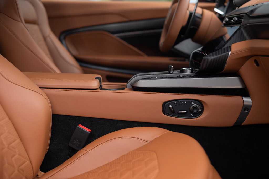 Used 2025 Aston Martin Vanquish RWD image 39