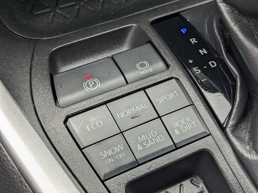Used 2022 Toyota RAV4 LE AWD/4WD image 25