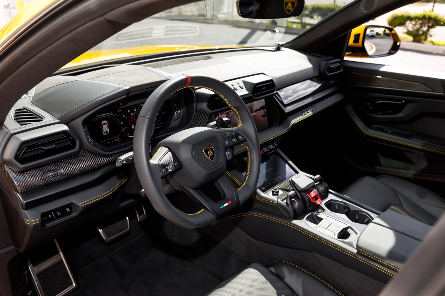 Used 2025 Lamborghini Urus SE AWD/4WD image 33