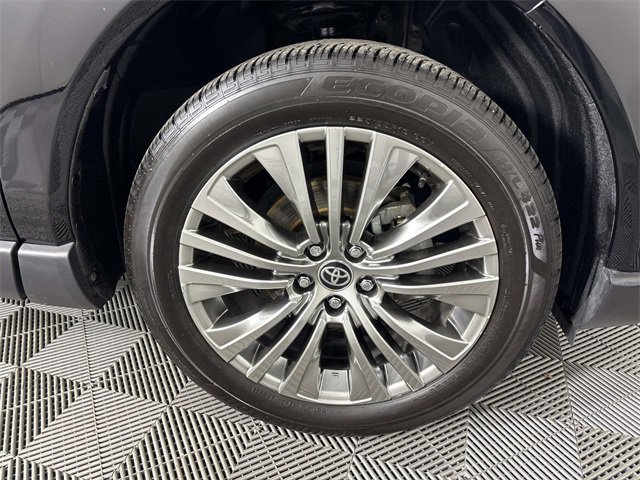 Used 2024 Toyota Venza XLE image 29