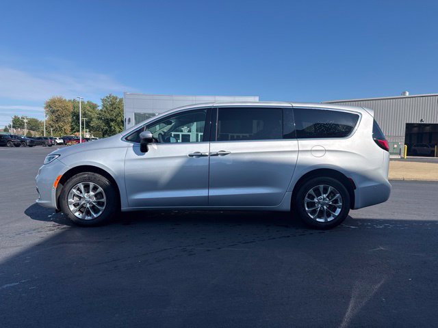 Used 2023 Chrysler Pacifica Touring-L AWD/4WD image 4