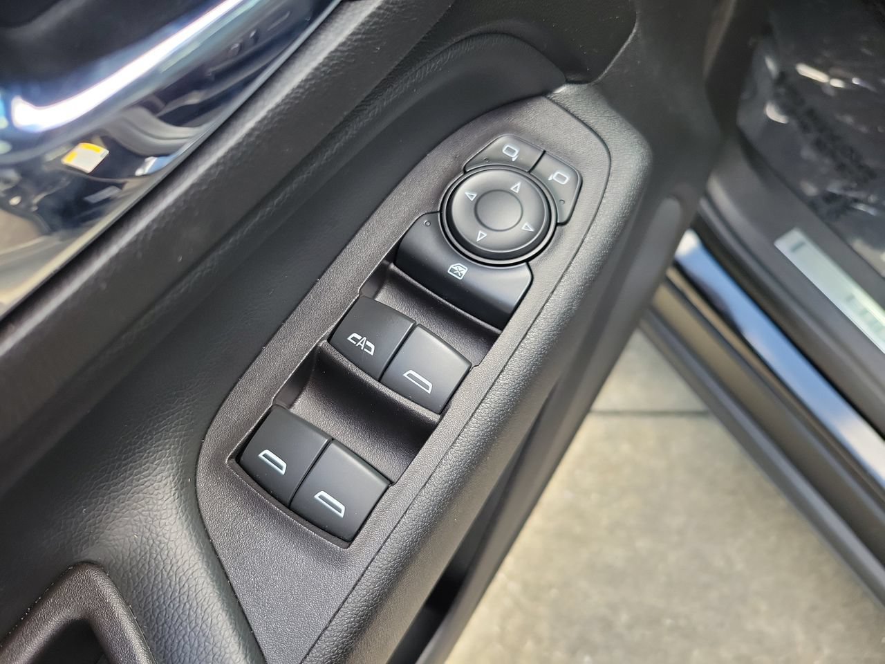 Used 2021 Chevrolet Equinox Premier w/ Redline Edition FWD image 14