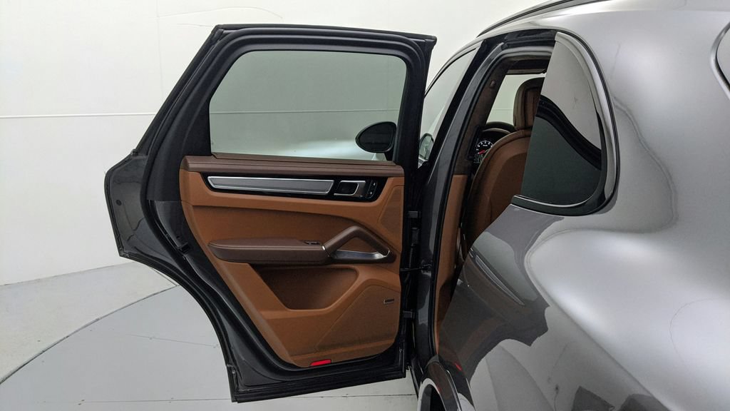 Certified 2023 Porsche Cayenne Turbo AWD/4WD image 40