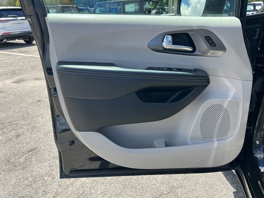 Certified 2023 Chrysler Pacifica Touring-L image 33