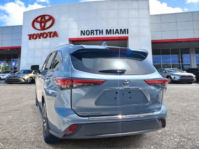 Used 2023 Toyota Highlander XLE FWD image 3