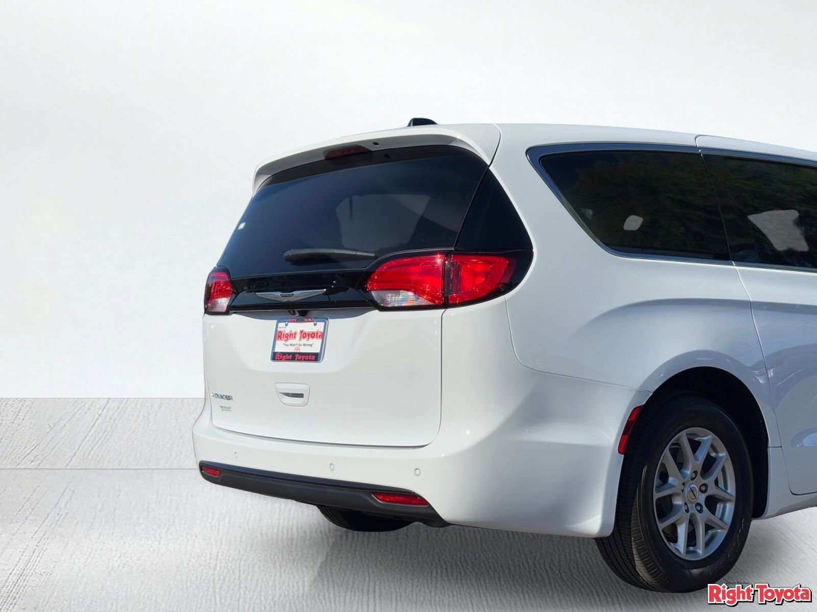 Used 2025 Chrysler Voyager LX image 10
