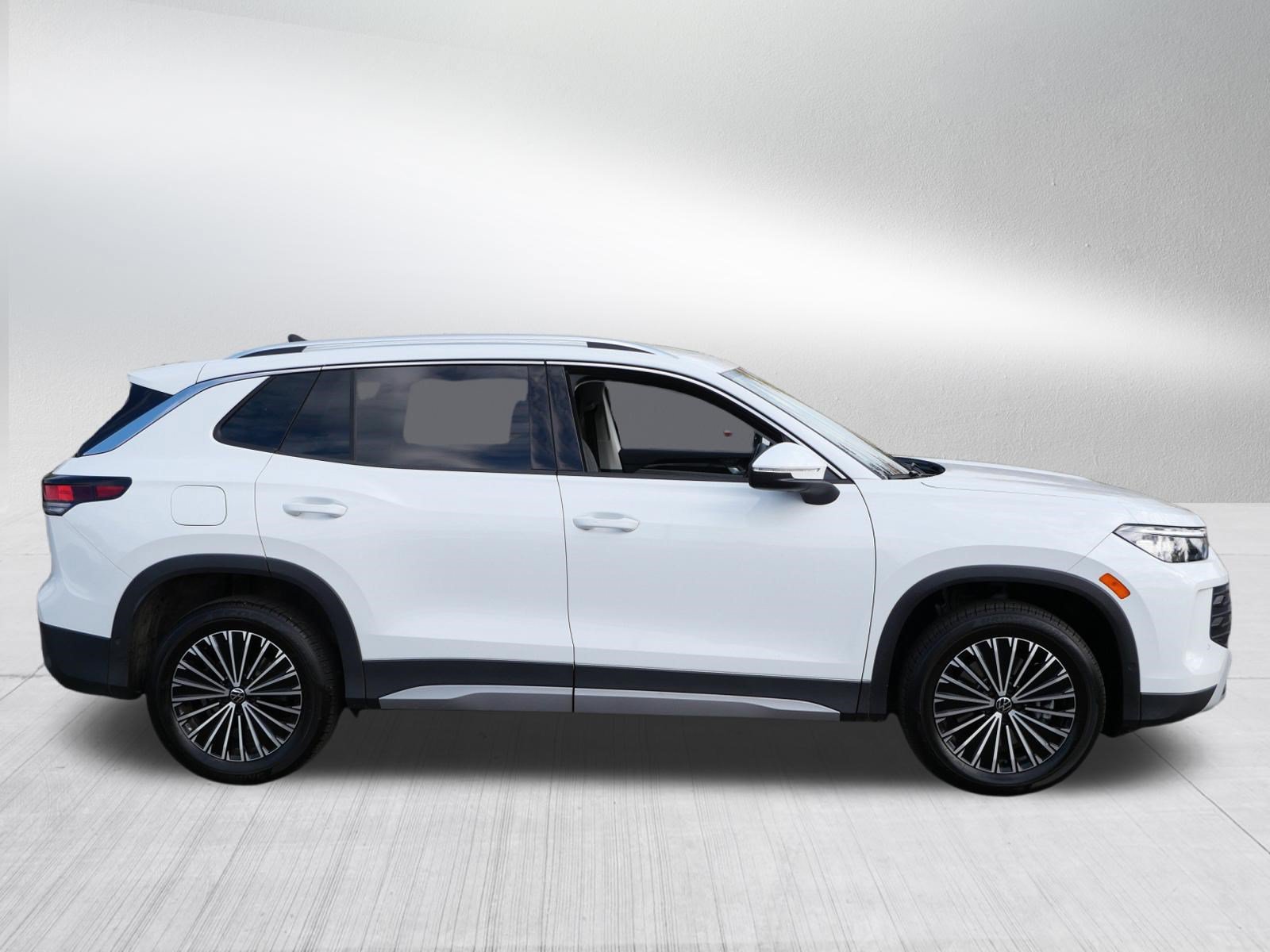Certified 2025 Volkswagen Tiguan S w/ 18" Wheel Package AWD/4WD image 8