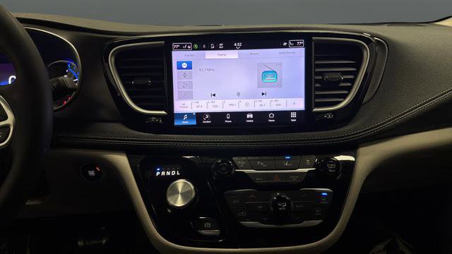 Used 2023 Chrysler Pacifica Touring-L FWD image 12