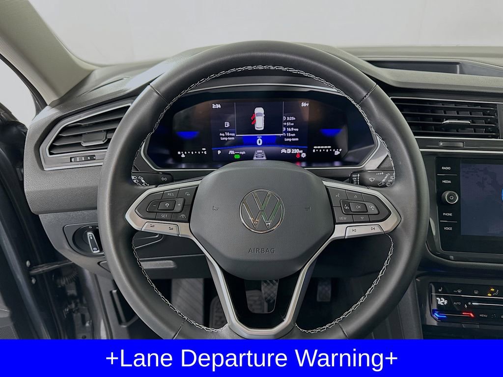 Used 2024 Volkswagen Tiguan SE w/ Panoramic Sunroof Package image 18
