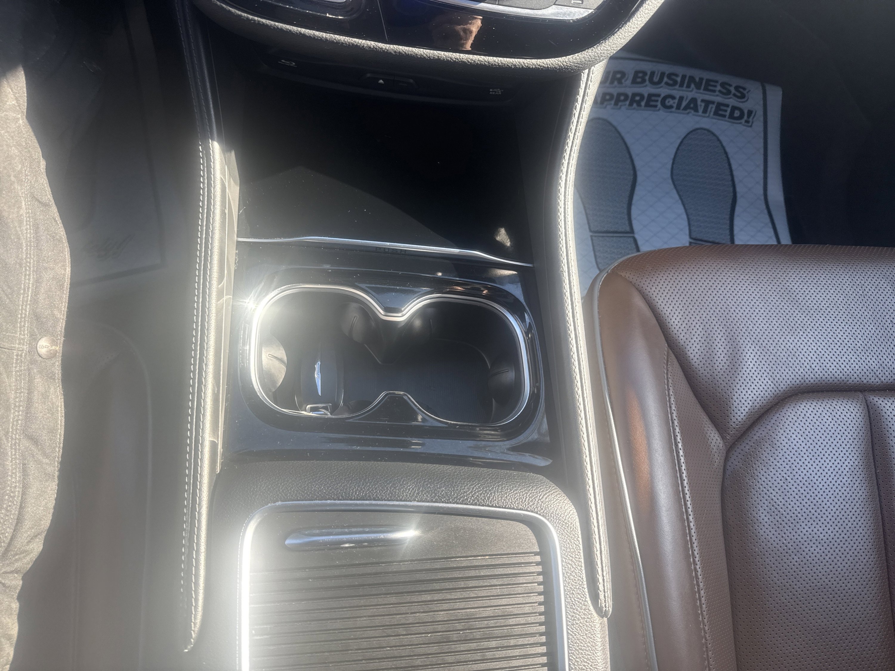 Used 2021 Chrysler Pacifica Limited w/ Uconnect Theater Family Group image 22