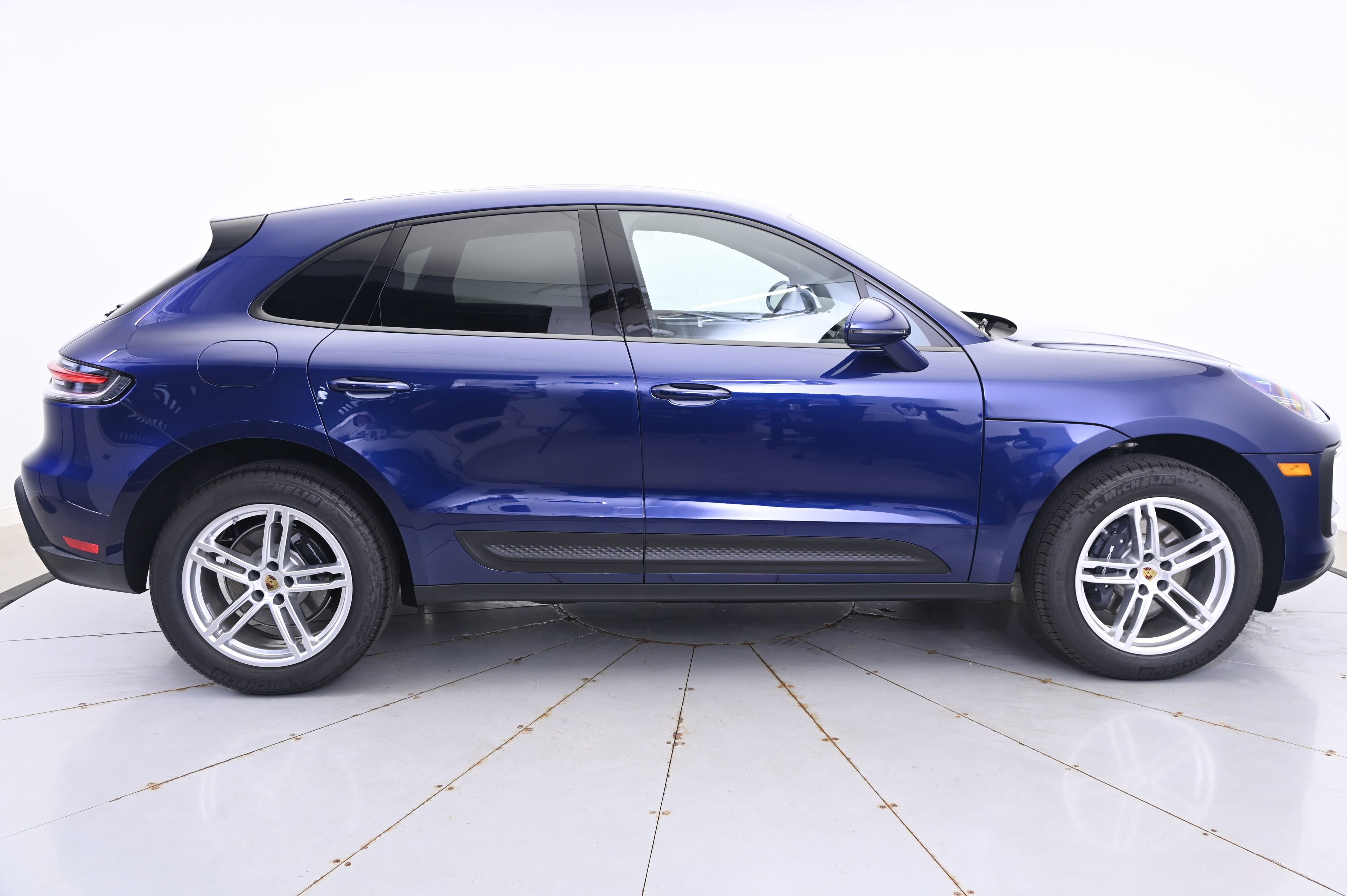 Certified 2025 Porsche Macan image 8