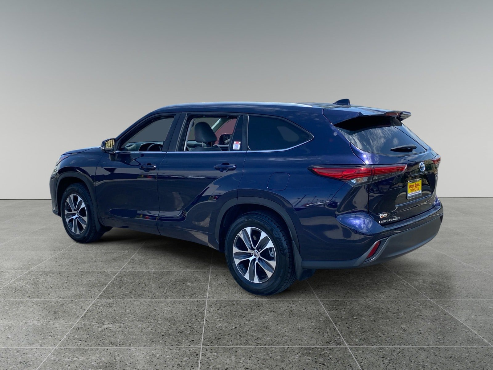 Used 2023 Toyota Highlander XLE FWD image 3
