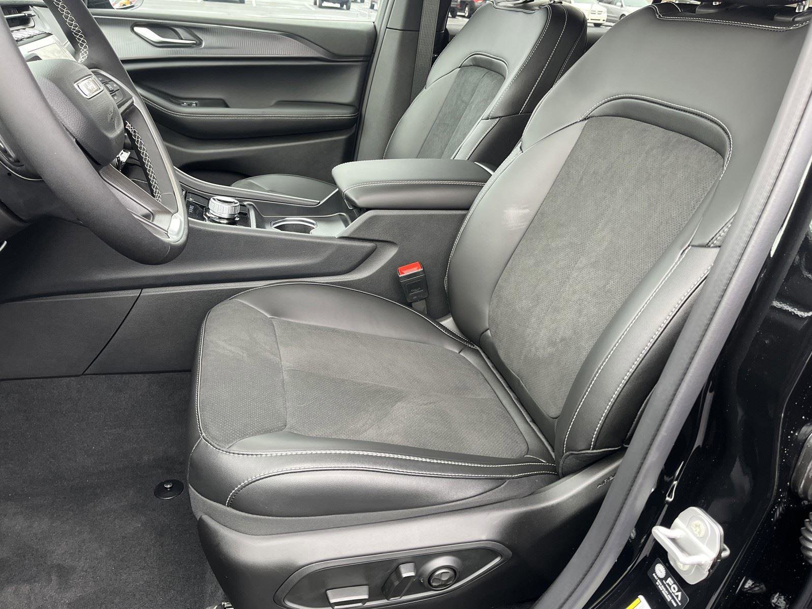 New 2025 Jeep Grand Cherokee L Altitude image 11