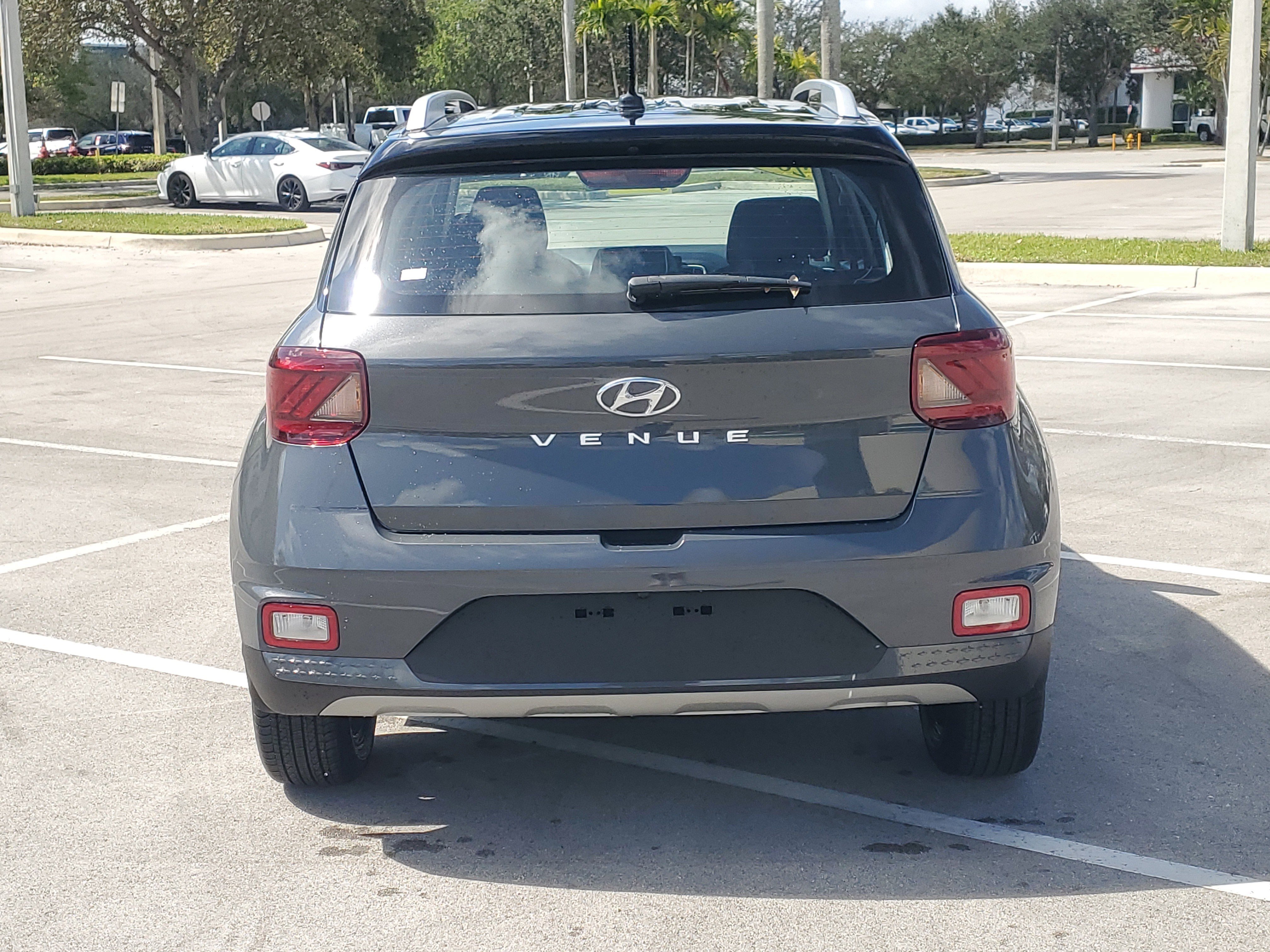 Used 2023 Hyundai Venue Limited image 4