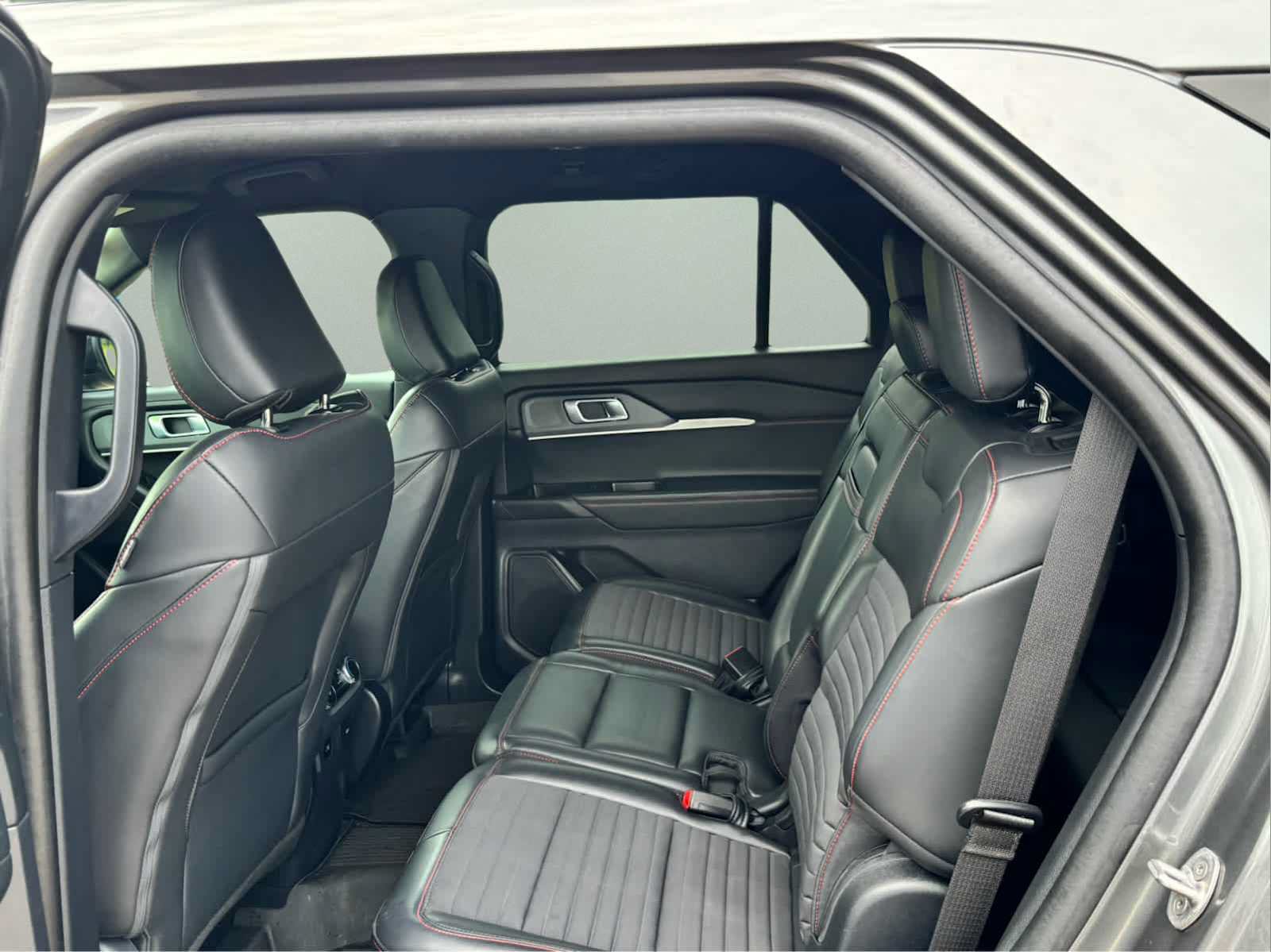 Used 2025 Ford Explorer ST-Line w/ ST-Line Street Pack AWD/4WD image 40