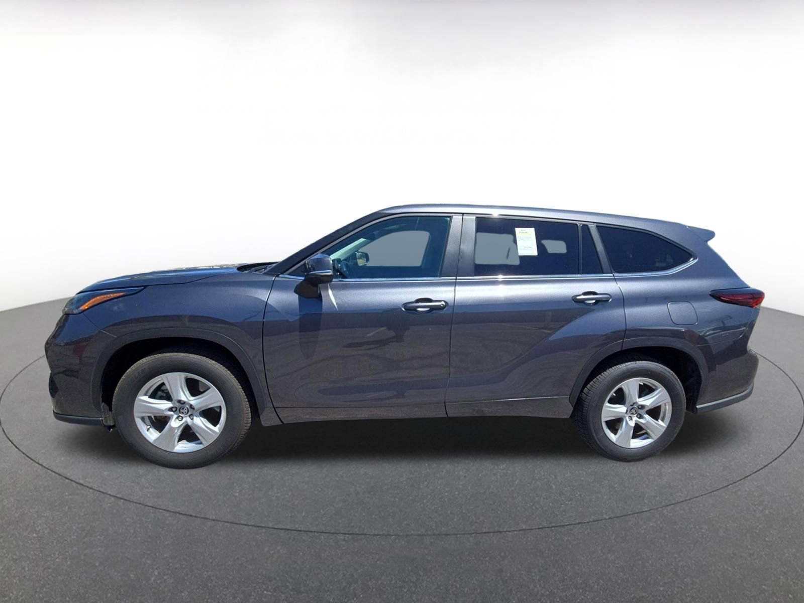Used 2025 Toyota Highlander LE FWD image 5