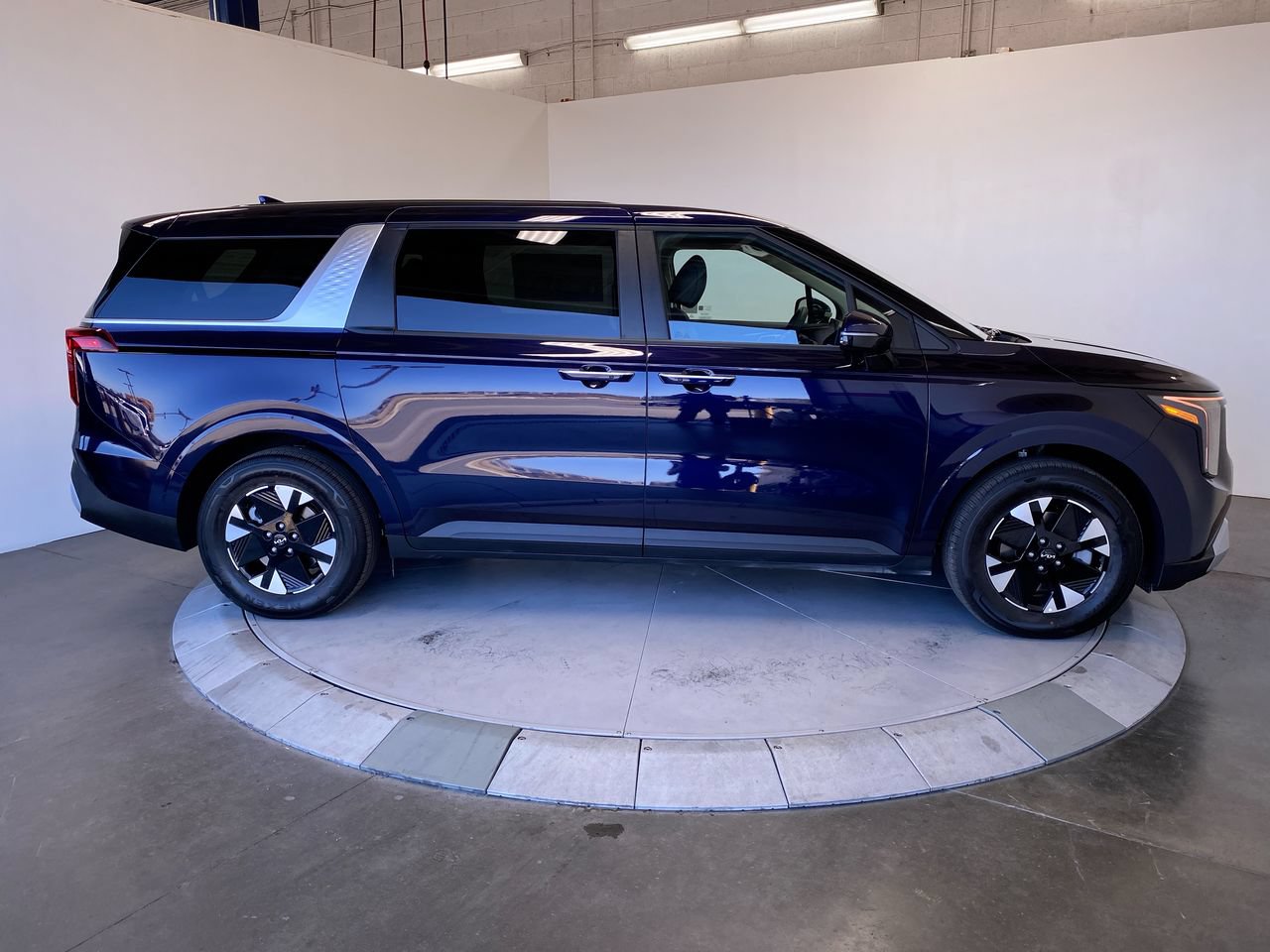 New 2027 Kia Carnival LXS FWD image 6