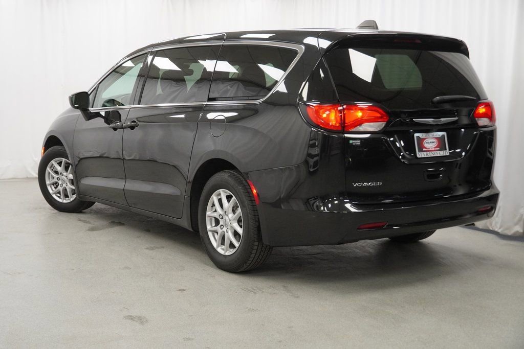 Used 2023 Chrysler Voyager LX image 14