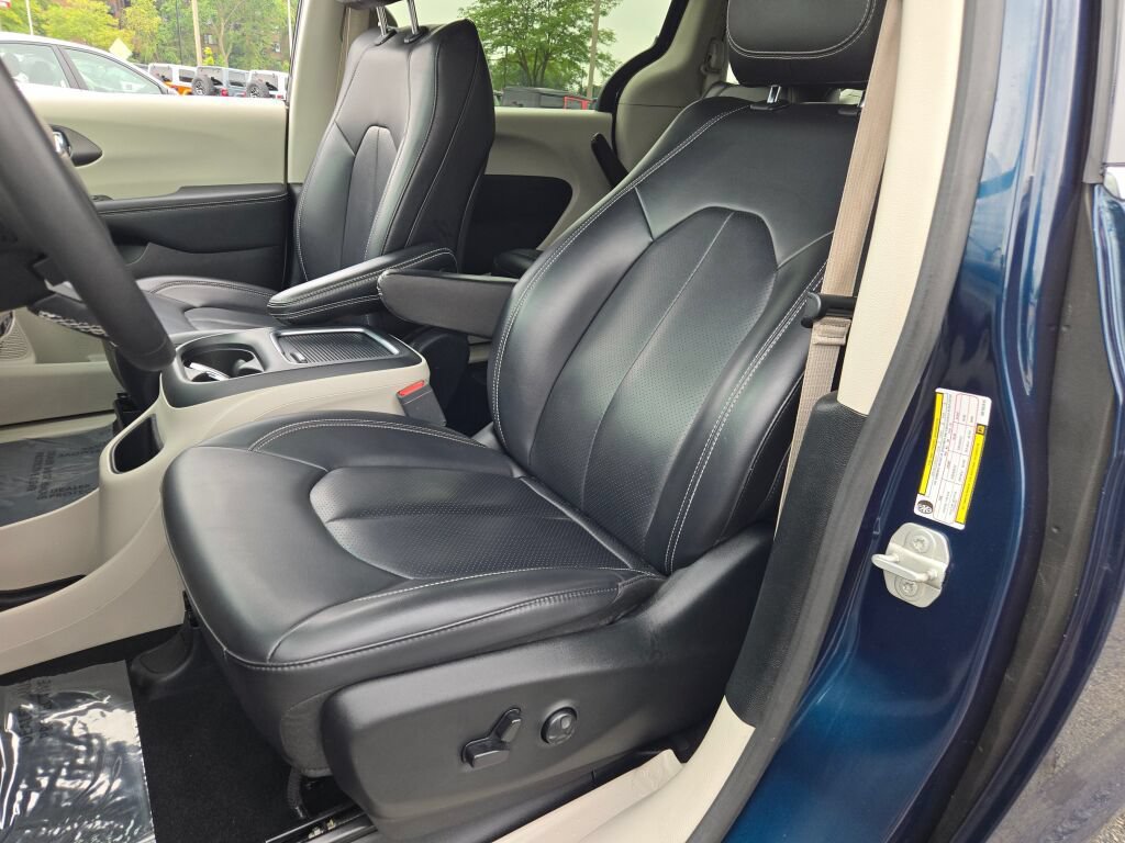 Certified 2024 Chrysler Pacifica Limited FWD image 30