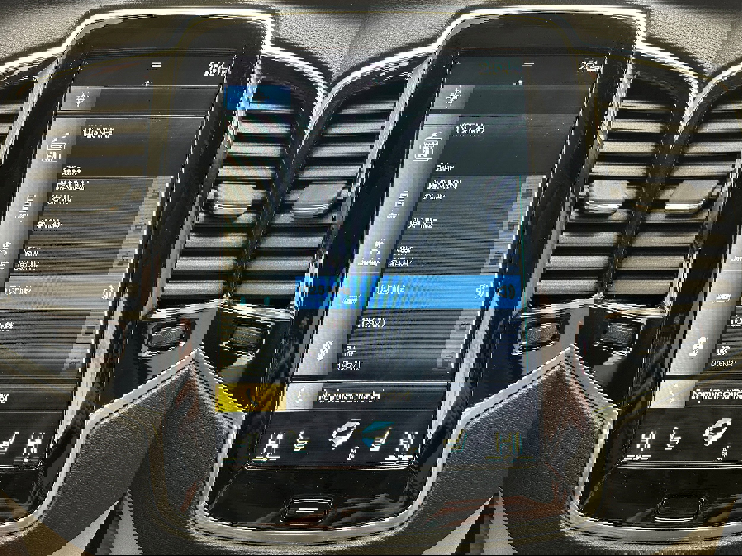 Used 2021 Volvo XC90 T5 Momentum w/ Advanced Package image 6