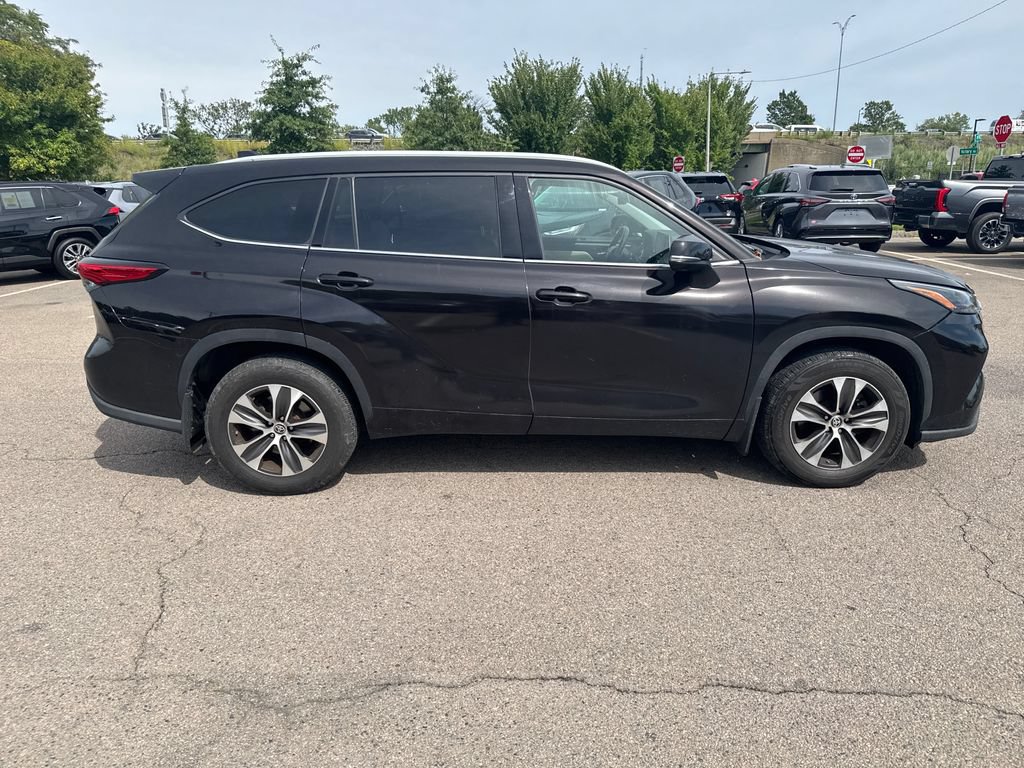 Used 2022 Toyota Highlander XLE AWD/4WD image 8