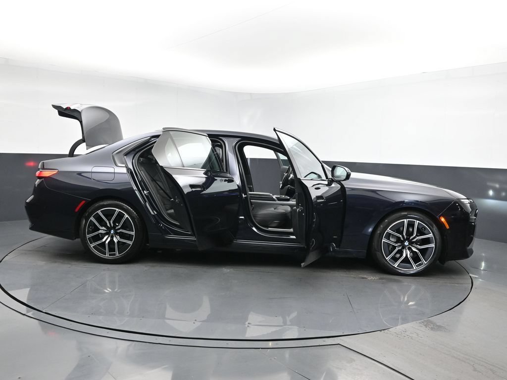 Used 2025 BMW 740i xDrive AWD/4WD image 33
