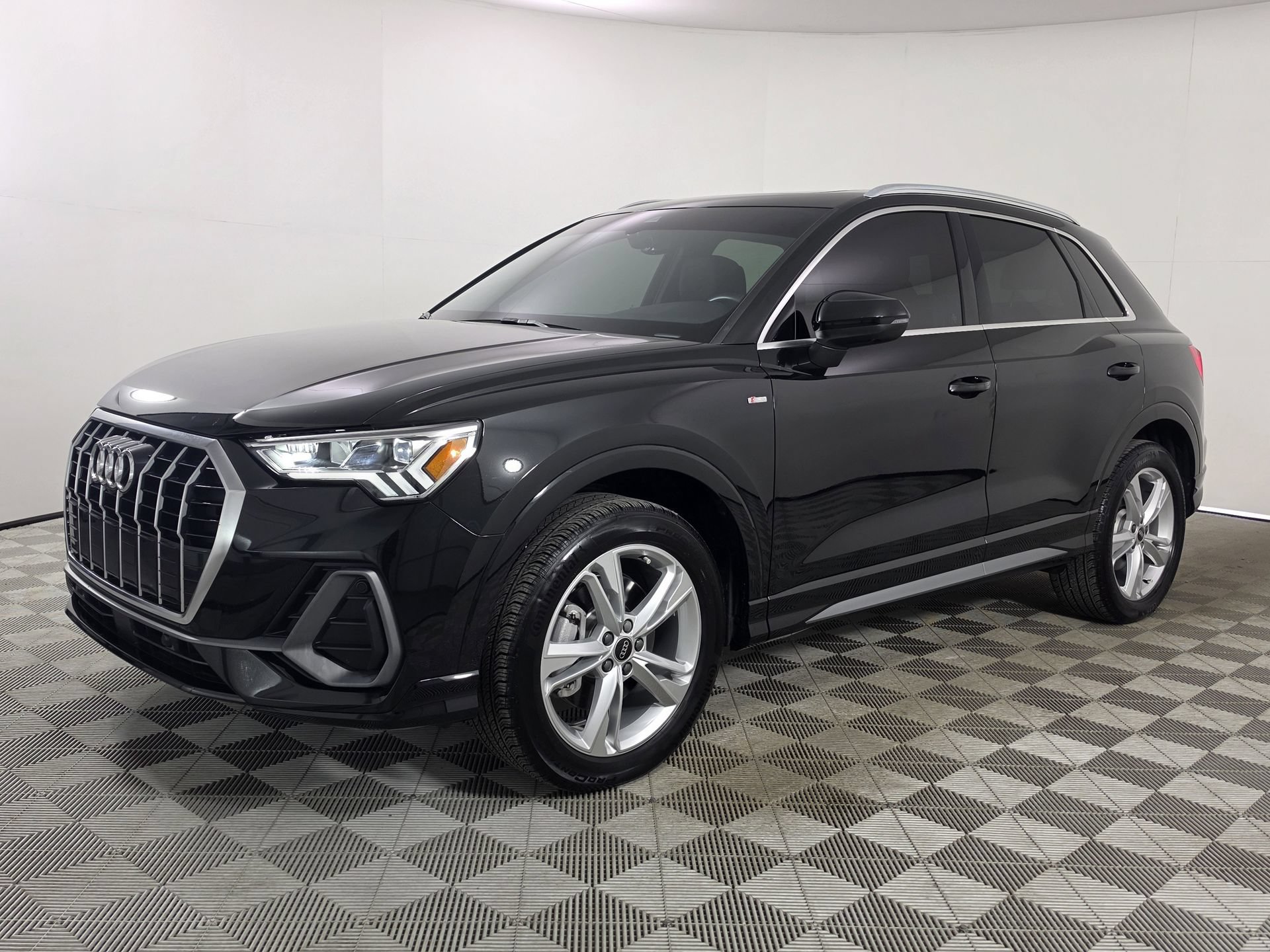 Certified 2023 Audi Q3 2.0T Premium Plus w/ Premium Plus Package AWD/4WD image 3