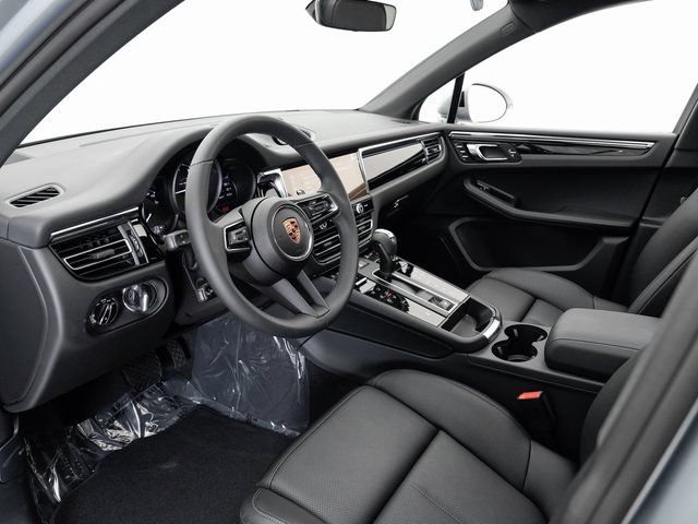 Certified 2025 Porsche Macan AWD/4WD image 4