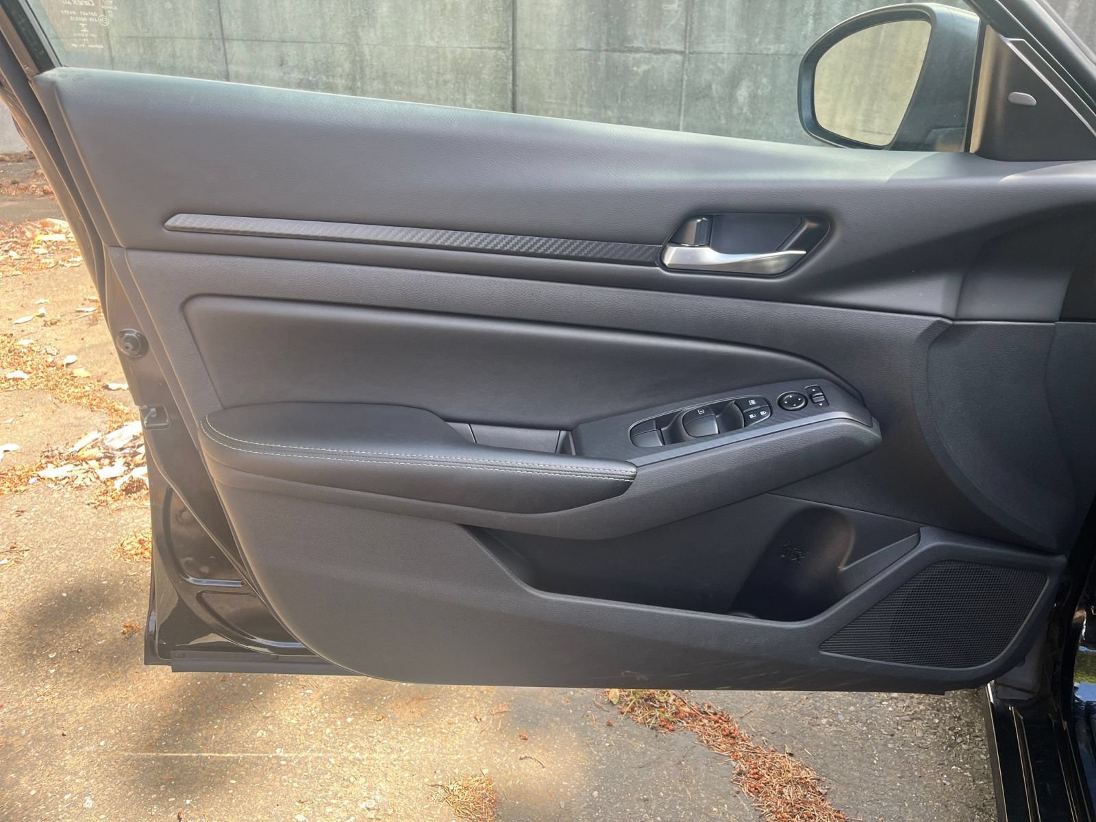 Used 2025 Nissan Altima 2.5 SV FWD image 15