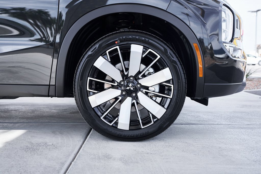 New 2025 Mitsubishi Outlander SE image 11