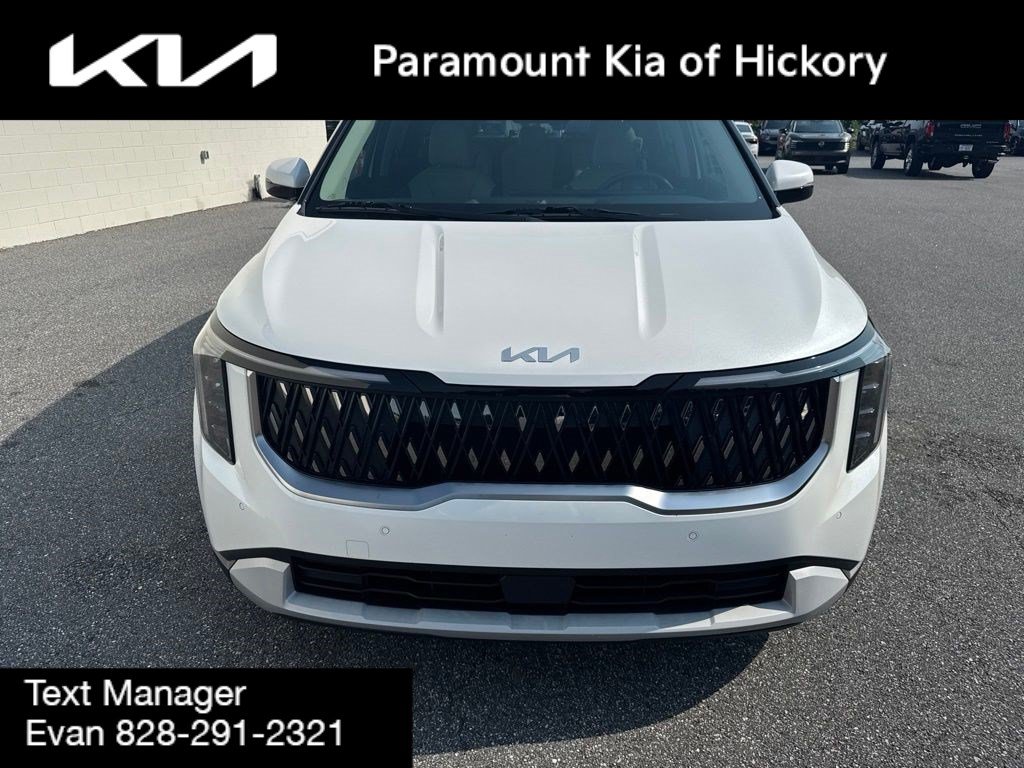 Used 2025 Kia Carnival EX FWD image 2