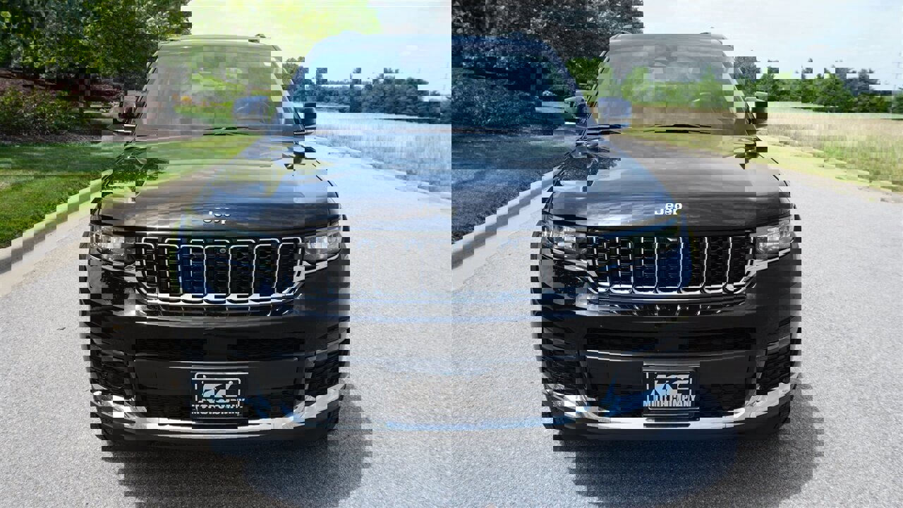 Used 2022 Jeep Grand Cherokee L Limited w/ Luxury Tech Group II image 3