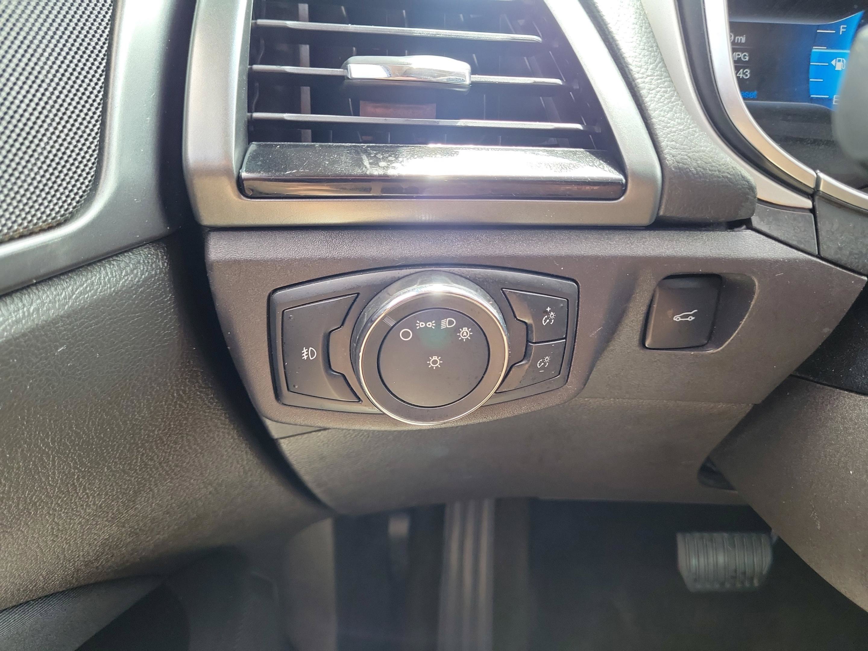 Used 2016 Ford Fusion SE FWD image 27