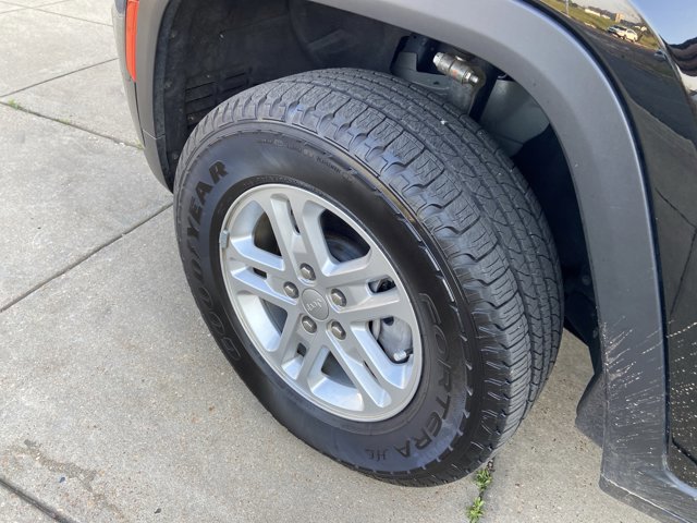 Used 2024 Jeep Grand Cherokee Laredo image 25