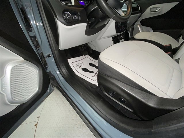 Used 2018 Jeep Renegade Latitude w/ Popular Equipment Group image 12